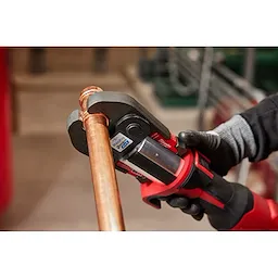 Image of the Milwaukee 1-1/8" ZoomLock MAX Press Jaw being used by a worker with an M18 FORCE LOGIC Press Tool on a copper pipe