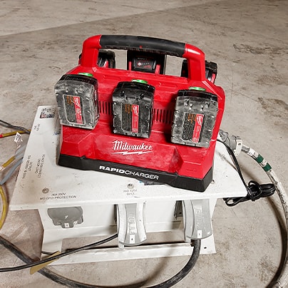 M18™ PACKOUT™ Six Bay Rapid Charger | Milwaukee Tool